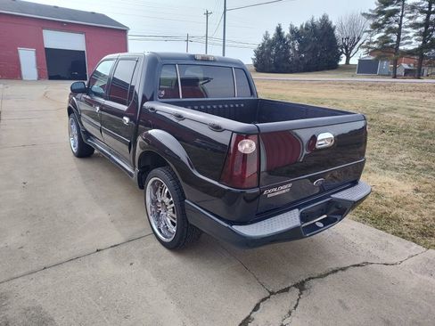Used 2005 Ford Explorer Sport Trac 4x4 image 2