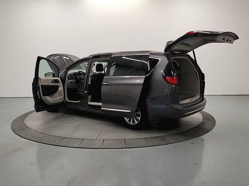 Used 2018 Chrysler Pacifica Touring-L FWD image 12