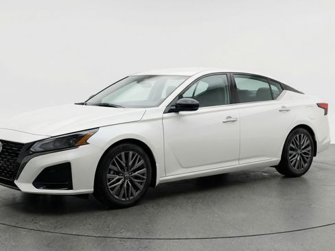 Used 2025 Nissan Altima 2.5 SV image 3