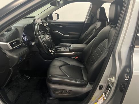 Used 2020 Toyota Highlander XLE FWD image 12