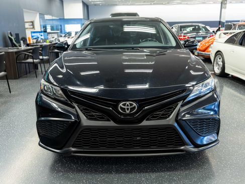 Used 2021 Toyota Camry SE w/ Carpet Mat Package (TMS) FWD image 2