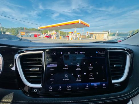 Used 2022 Chrysler Pacifica Limited image 19