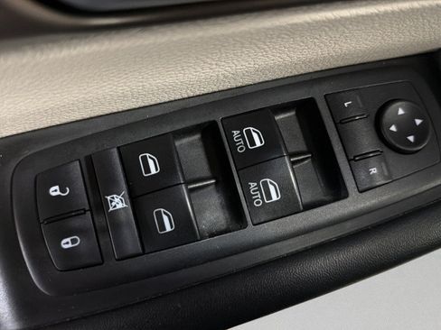 Used 2018 Chrysler Pacifica Touring-L FWD image 15