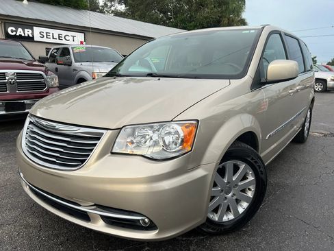Used 2013 Chrysler Town & Country Touring FWD image 1