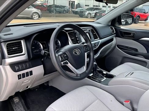 Used 2019 Toyota Highlander LE image 15