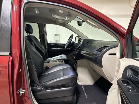 Used 2015 Chrysler Town & Country Touring image 21