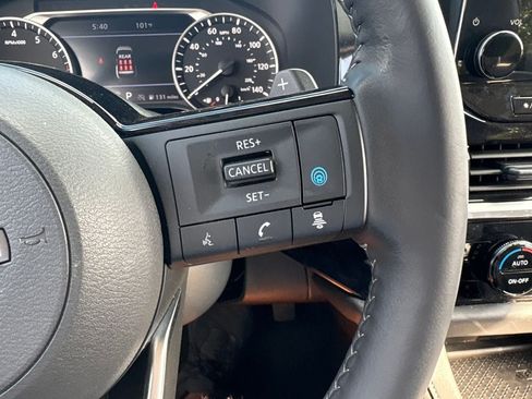 Used 2025 Nissan Pathfinder SL FWD image 25