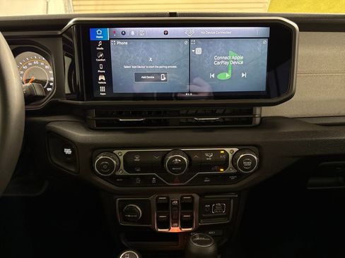 Used 2024 Jeep Gladiator Sport image 16