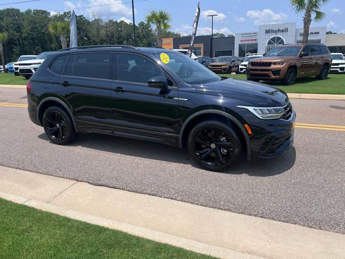 Used 2023 Volkswagen Tiguan SE R-Line AWD/4WD image 3