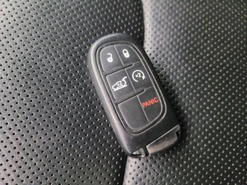 Used 2020 Jeep Cherokee High Altitude image 32