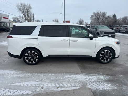 Used 2024 Kia Carnival EX image 5