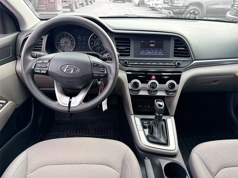 Used 2019 Hyundai Elantra SE image 25