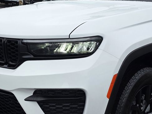 New 2025 Jeep Grand Cherokee Altitude image 8