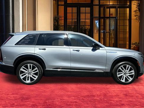 Used 2026 Cadillac Vistiq Luxury image 9