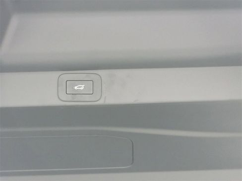 Used 2025 Land Rover Range Rover SE image 13