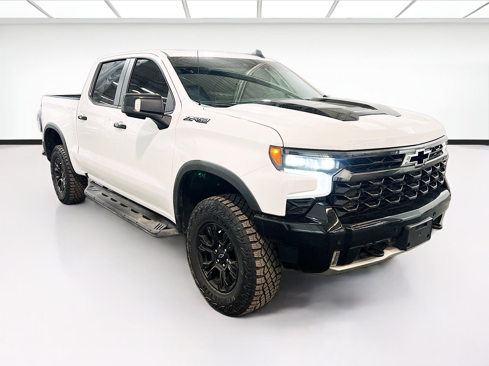Used 2025 Chevrolet Silverado 1500 ZR2 w/ Technology Package AWD/4WD image 3