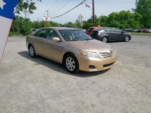 Used 2010 Toyota Camry LE FWD image 8