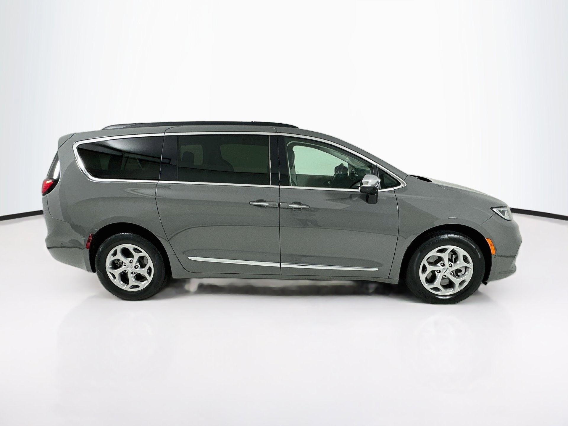 Used 2023 Chrysler Pacifica Limited w/ Uconnect Theater Family Group AWD/4WD image 9