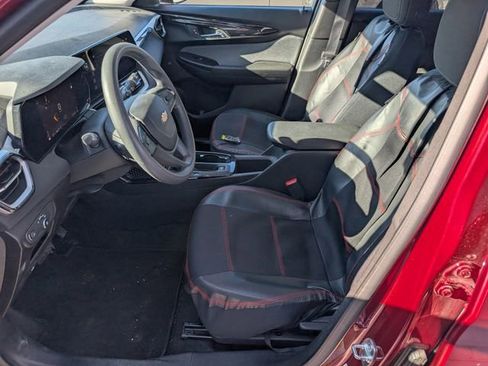 Used 2025 Chevrolet TrailBlazer LT image 2