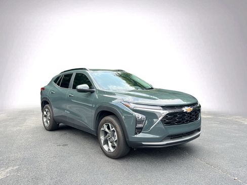 Used 2025 Chevrolet Trax LT w/ Driver Confidence Package FWD image 2