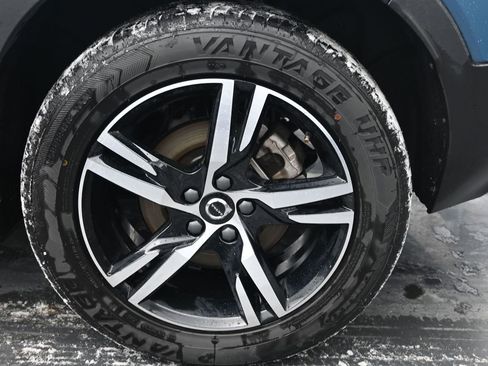 Used 2024 Volvo XC40 B5 Core image 16