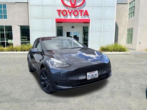 Used 2025 Tesla Model Y Long Range RWD image 3