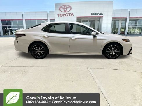 Used 2024 Toyota Camry SE image 9