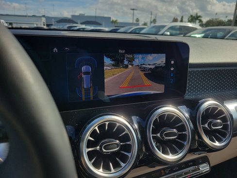 Certified 2025 Mercedes-Benz GLB 250 image 33