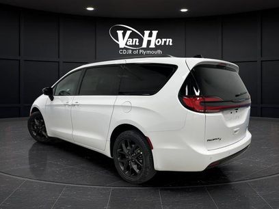 New 2026 Chrysler Pacifica Select