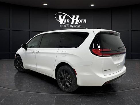 New 2026 Chrysler Pacifica Select image 3