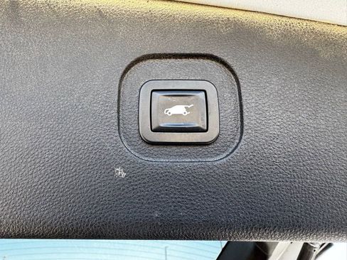 Used 2017 Chevrolet Equinox Premier w/ Enhanced Convenience Package image 38