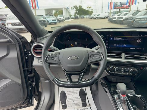 Used 2025 Chevrolet Trax RS w/ Sunroof Package FWD image 31