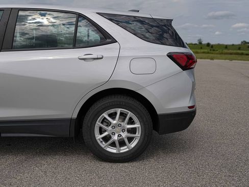 Used 2022 Chevrolet Equinox LS AWD/4WD image 12