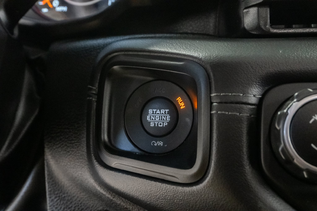 Used 2025 Jeep Gladiator Rubicon w/ Convenience Group AWD/4WD image 17