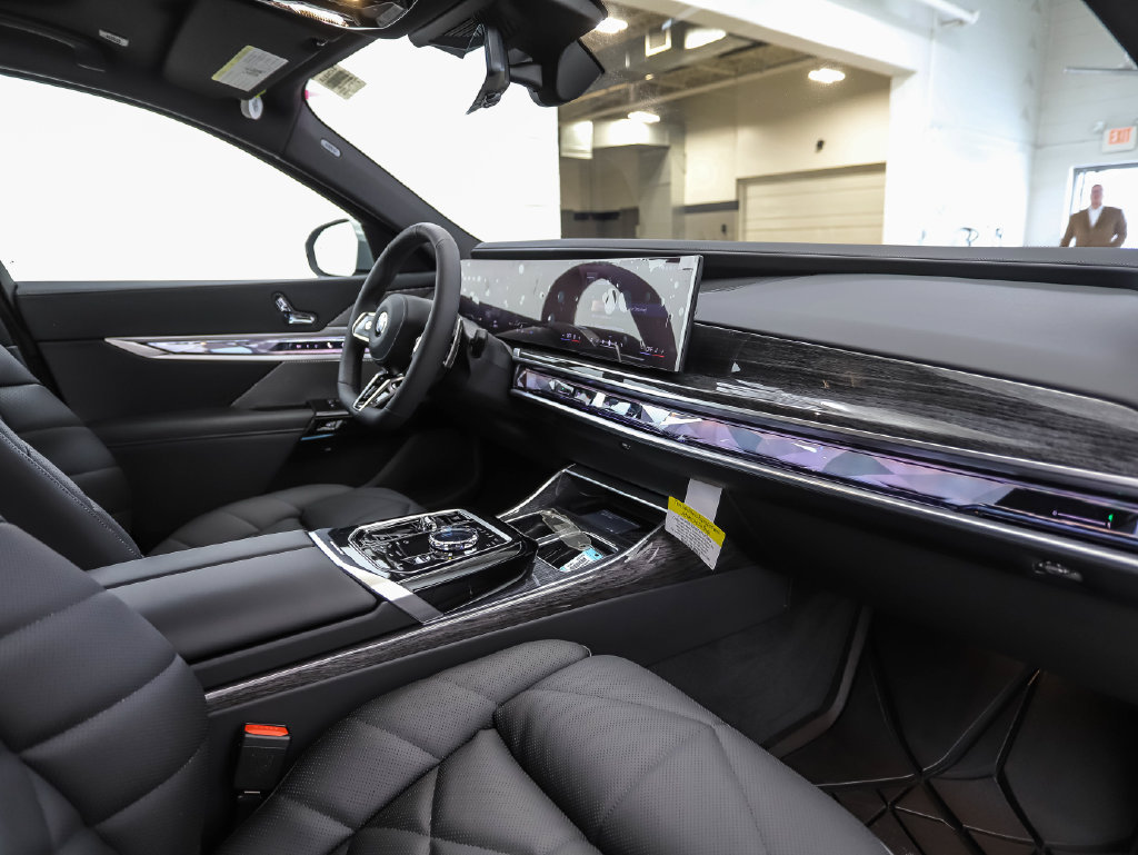 Used 2026 BMW 740i xDrive w/ Premium Package AWD/4WD image 30