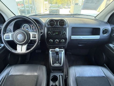Used 2017 Jeep Compass Latitude image 3