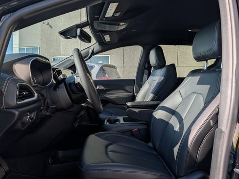 New 2026 Chrysler Pacifica Select image 5