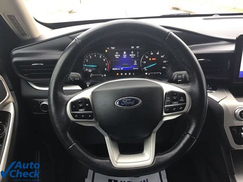 Used 2021 Ford Explorer XLT image 32