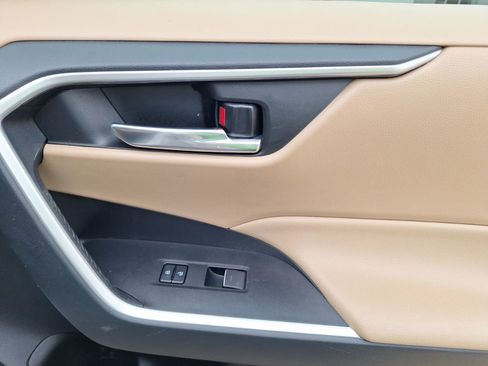 Used 2022 Toyota RAV4 XLE Premium image 34