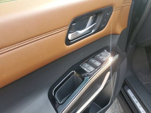 Used 2025 Nissan Pathfinder Platinum FWD image 12