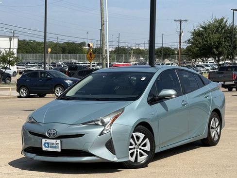 Used 2016 Toyota Prius Four w/ Advanced Technology Package FWD image 2