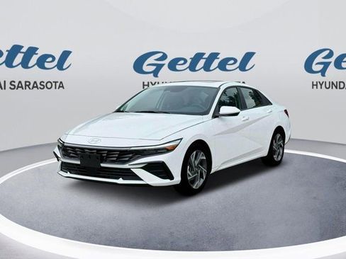 Certified 2025 Hyundai Elantra SEL image 1