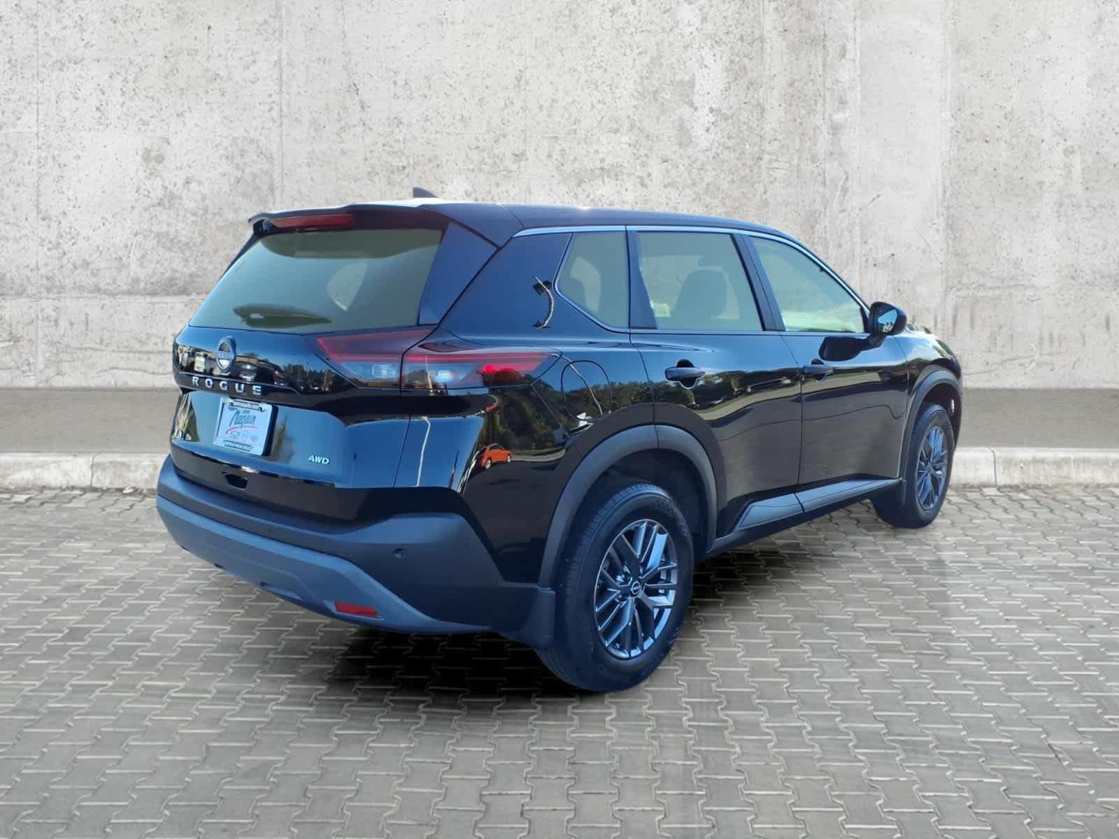 Used 2023 Nissan Rogue S AWD/4WD image 10