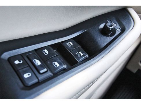 Used 2023 Jeep Grand Cherokee L Limited w/ Black Appearance Package image 19