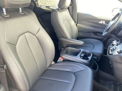 New 2025 Chrysler Pacifica Select image 11