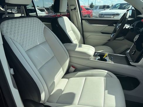 Used 2024 GMC Acadia Denali w/ Super Cruise Package image 17