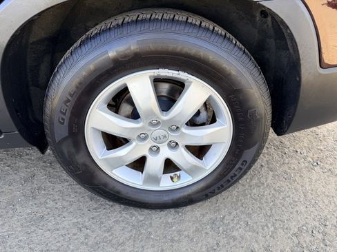 Used 2013 Kia Sorento LX w/ Convenience Pkg image 9