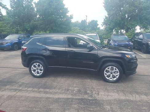 Used 2025 Jeep Compass Latitude AWD/4WD image 8