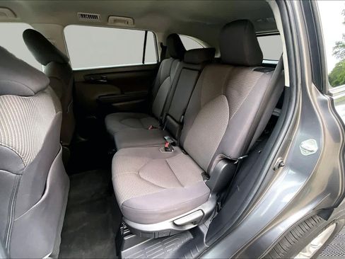 Used 2023 Toyota Highlander L FWD image 21