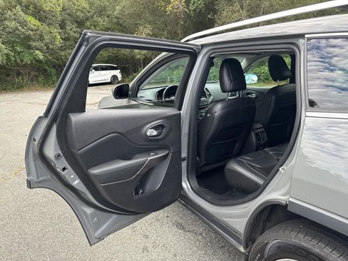 Used 2020 Jeep Cherokee Latitude Plus w/ Cold Weather Group image 31